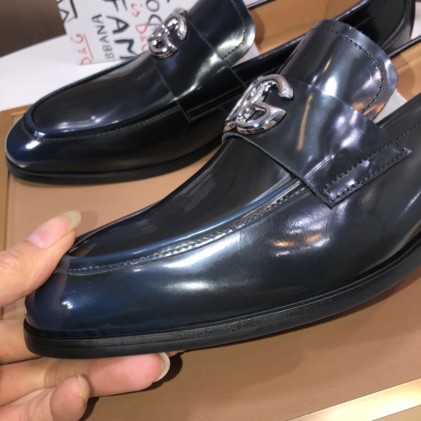 Ex-factory price 500💰DG top quality🔍🔍men's new leather shoes🚹Sold simultaneously at counters⚠Shoe uppers are imported cowhide from Italy, fully imported cowhide lining, imported accessories💪💪, completely 1⃣️ to 1⃣️replica🇮🇹 💪💪, ⚠Sole: The original sole is specially provided by the original factory, the exclusive movable molded sole is super comfortable, ⚠The original factory follows the order, 🔍🔍high quality, you can enter and exit the counter at will, welcome to compare ⚠Number of sizes: 38-44 (45 customized)
